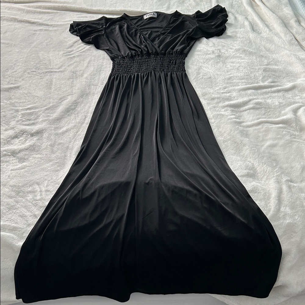 Yuna Elegant Black Maxi Dress with Ruffled Sleeves